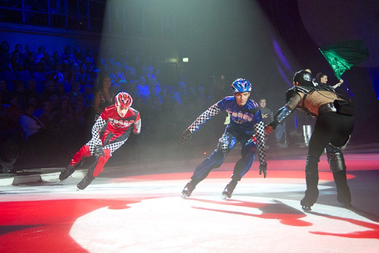 Shorttrack-Rennen bei Holiday on Ice