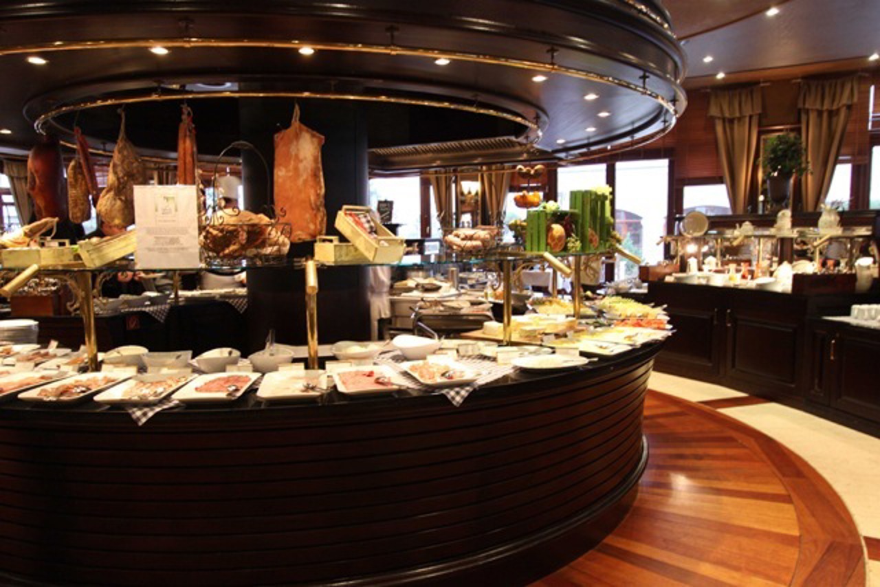 Frühstück im Hotel "Yachthafenresidenz Hohe Düne"