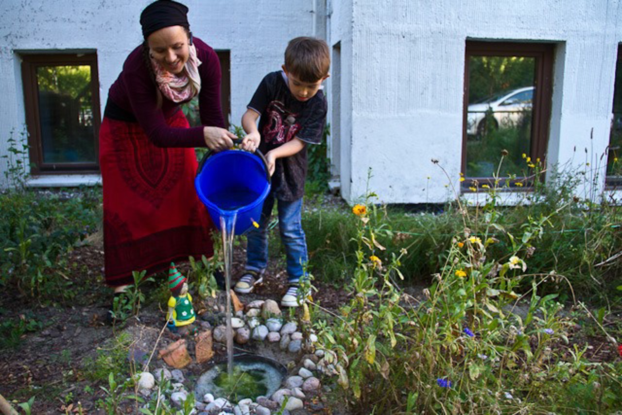 Frisches Wasser für den Gartenteich