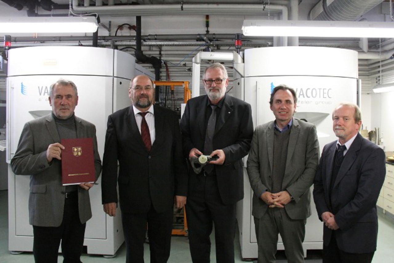 Prof. Hans-Georg Neumann (DOT GmbH), Wirtschaftsminister Harry Glawe, Prof. Dr.-Ing. Harald Hansmann (IPT Wismar), Prof. Rainer Bader (Orthopädische Klinik) und Dr. Dieter Klinkenberg (Forschungsabteilung DOT)