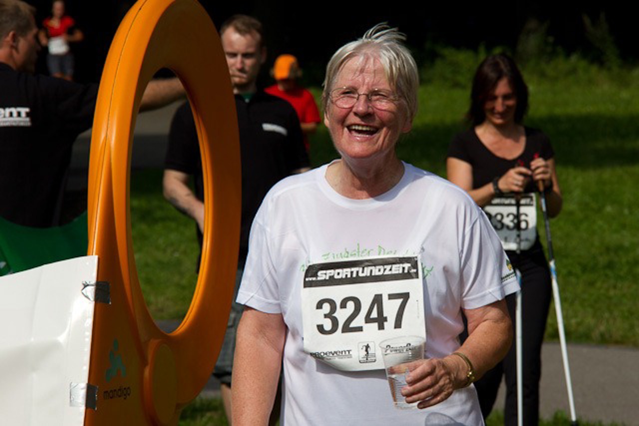 Die Bartherin Christel Glander (Jahrgang 1936) ist die älteste Teilnehmerin beim Rostocker Frauenlauf 2011.