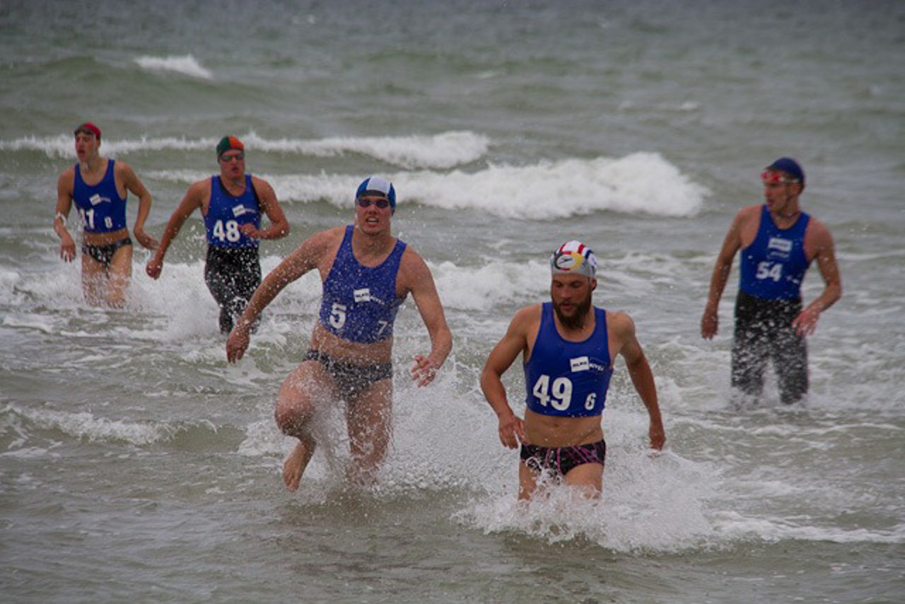 Rettungsschwimmer beim DLRG-Cup