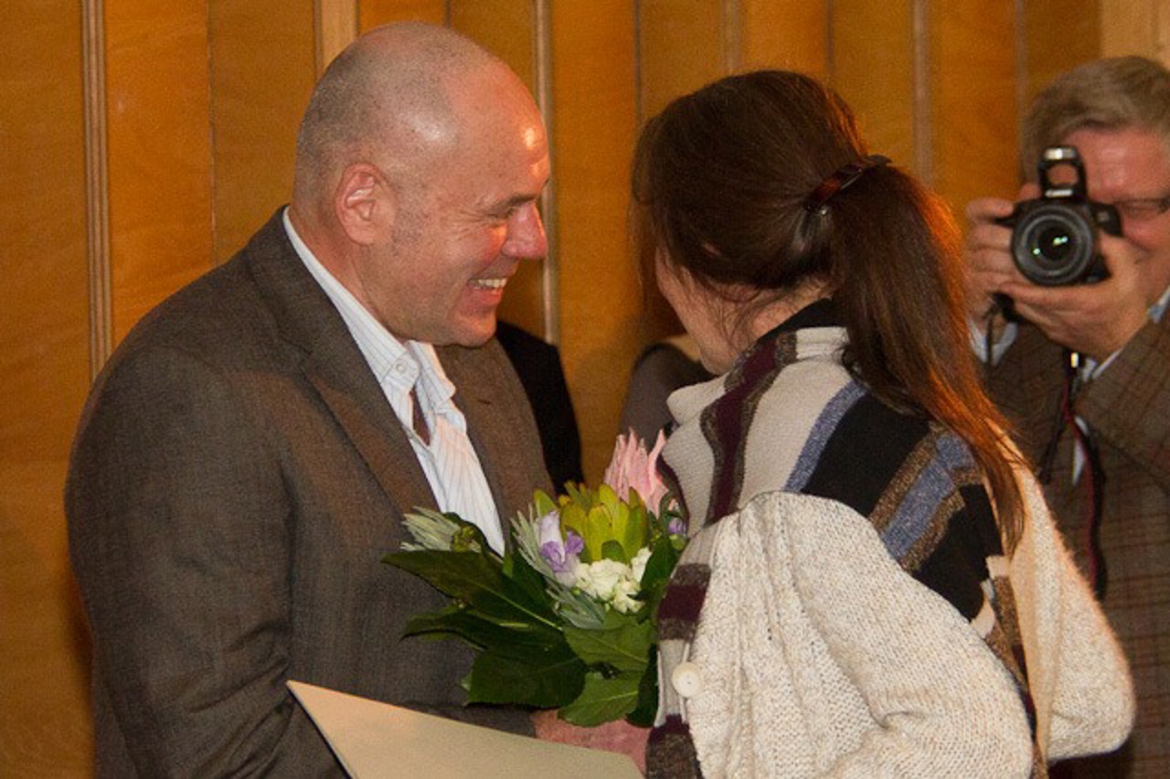 Galerist Holger Stark gratuliert der Preisträgerin