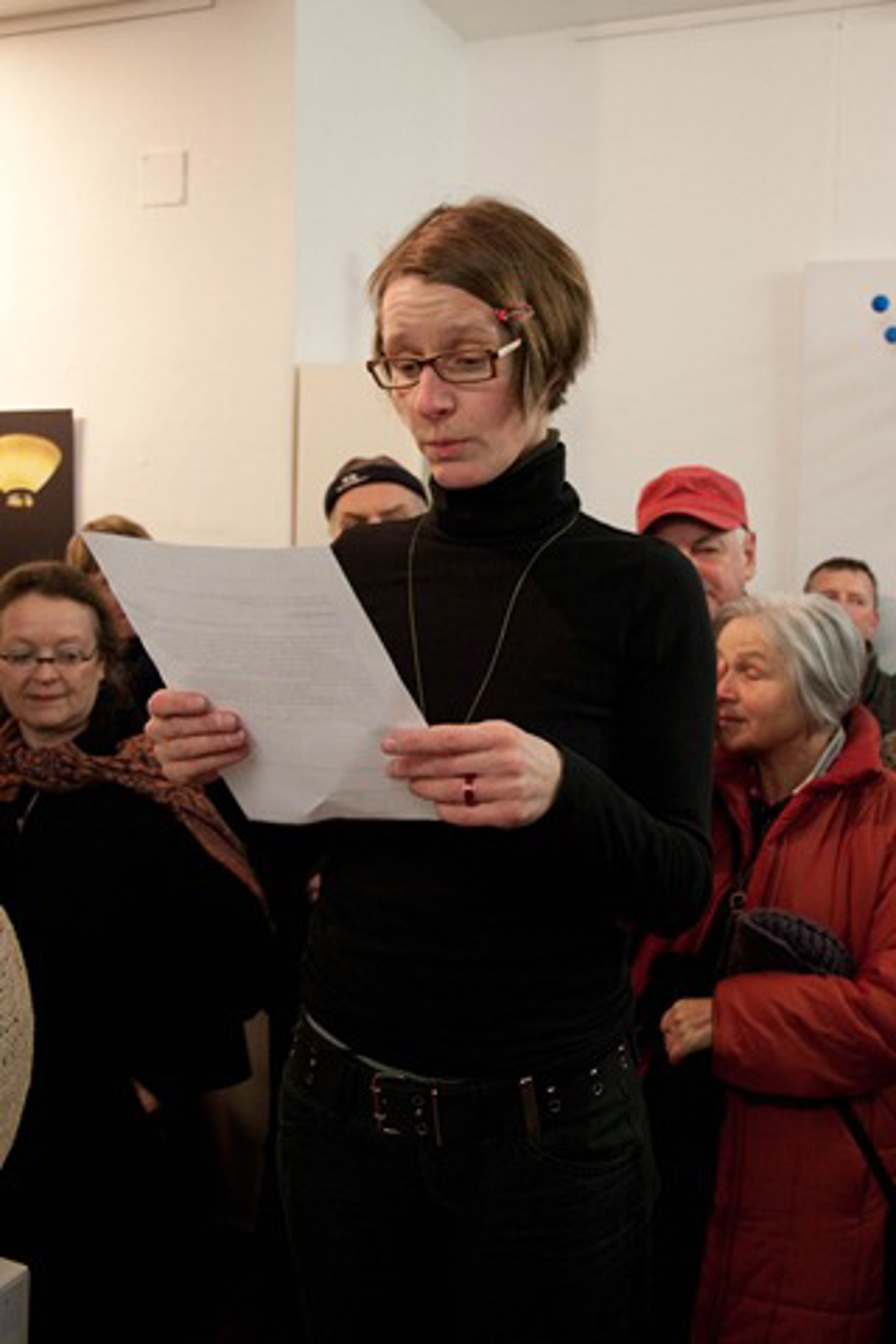 Anna Silberstein bei der Eröffnung der Ausstellung Pimaldaumen im Artquarium