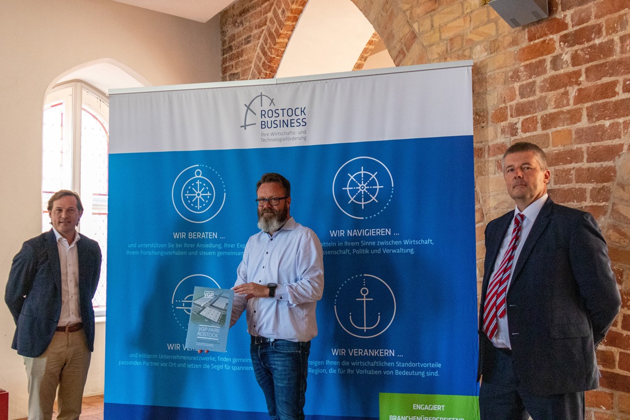 Gewerbepark in Rostock-Brinckmansdorf geplant: Darius Scheible (Geschäftsführer, VGP Deutschland, v.l.), Oberbürgermeister Claus Ruhe Madsen und Christian Weiß (Geschäftsführer Rostock Business)