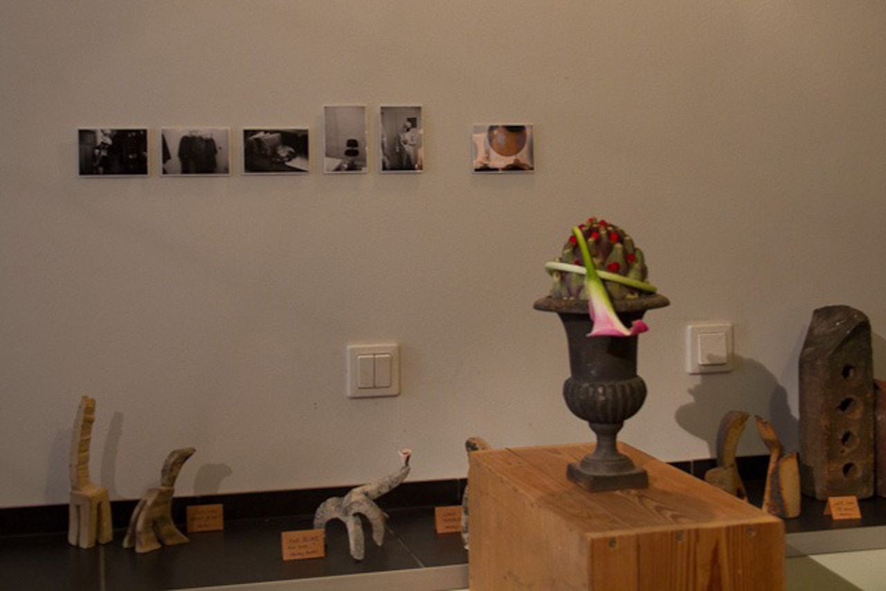 Florale Kunst, Tonobjekte und Fotografien im Mauerblümchen