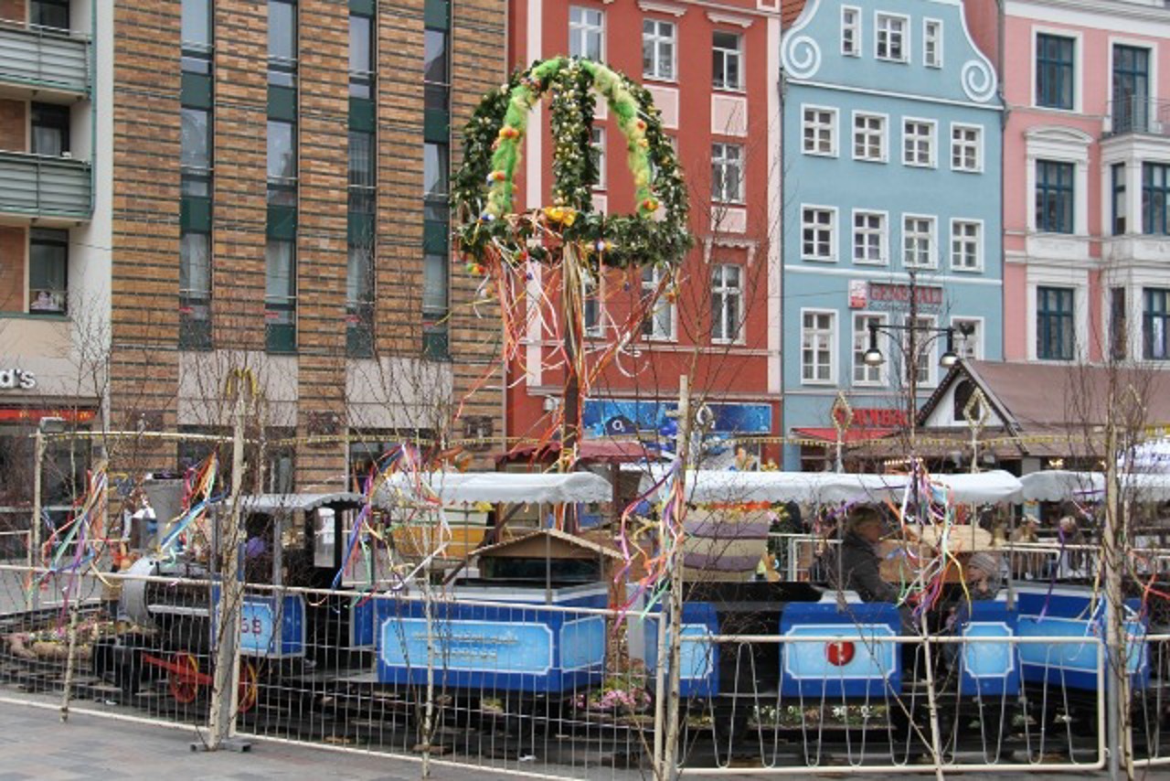 Die Kindereisenbahn mit dem Osterbaum am Uniplatz