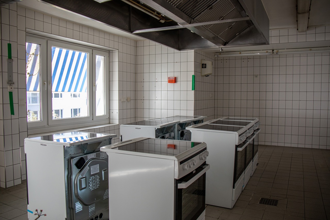 Gemeinschaftsküche in der ehemaligen Hotelküche des Best-Western-Hanse-Hotels