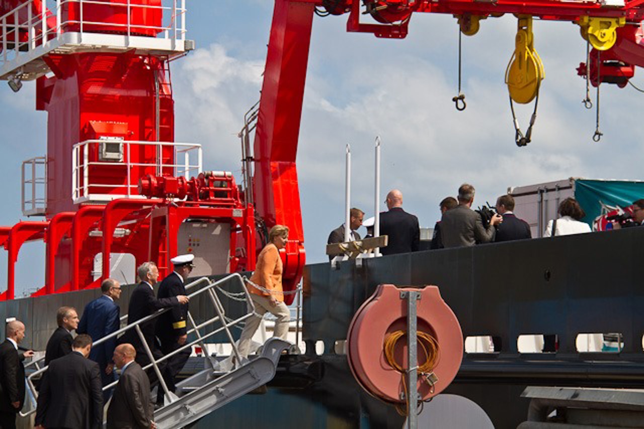 Angela Merkel besichtigt das neue Forschungsschiff Sonne in Warnemünde