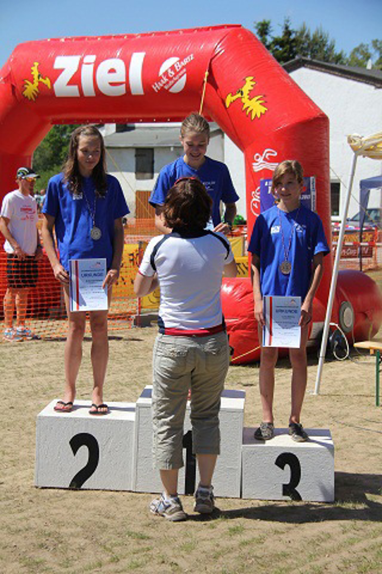 Triathlon in Papendorf 2011 - Siegerinnen der A-Schüler: Antonia Pielsch, Lena Meißner und Livia Böhrs (v.l.n.r.)