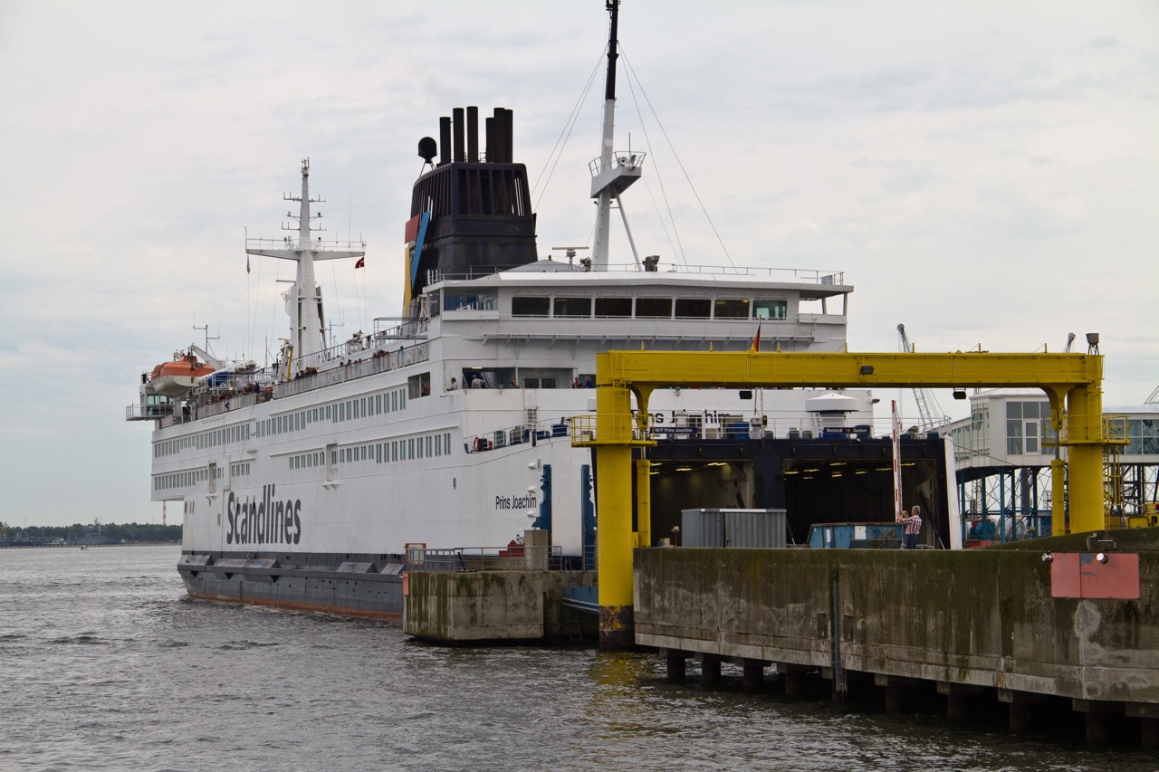 Fährverkehr im Überseehafen Rostock