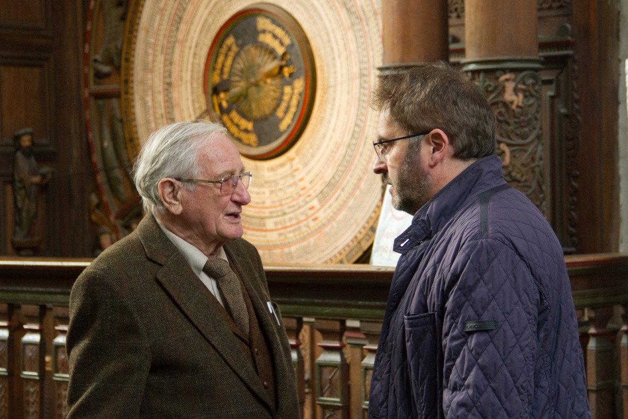 Astronom Manfred Schukowski und Restaurator Marcus Mannewitz vor der Astronomischen Uhr in der Marienkirche