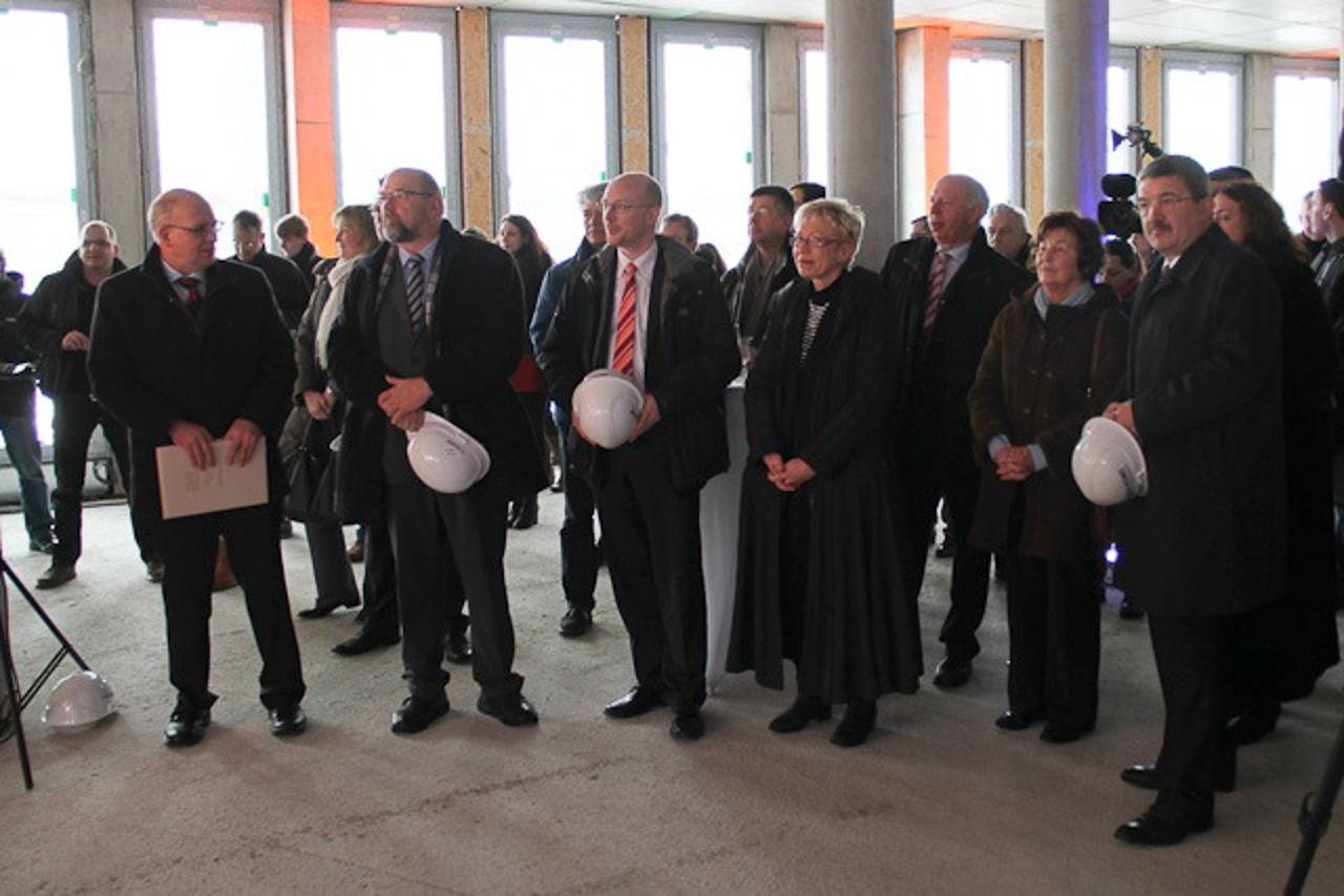 Ministerialer Besuch beim Richtfest.
