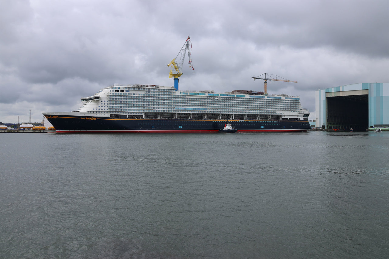 Kreuzfahrtschiff „Disney Adventure“ in Wismar ausgedockt