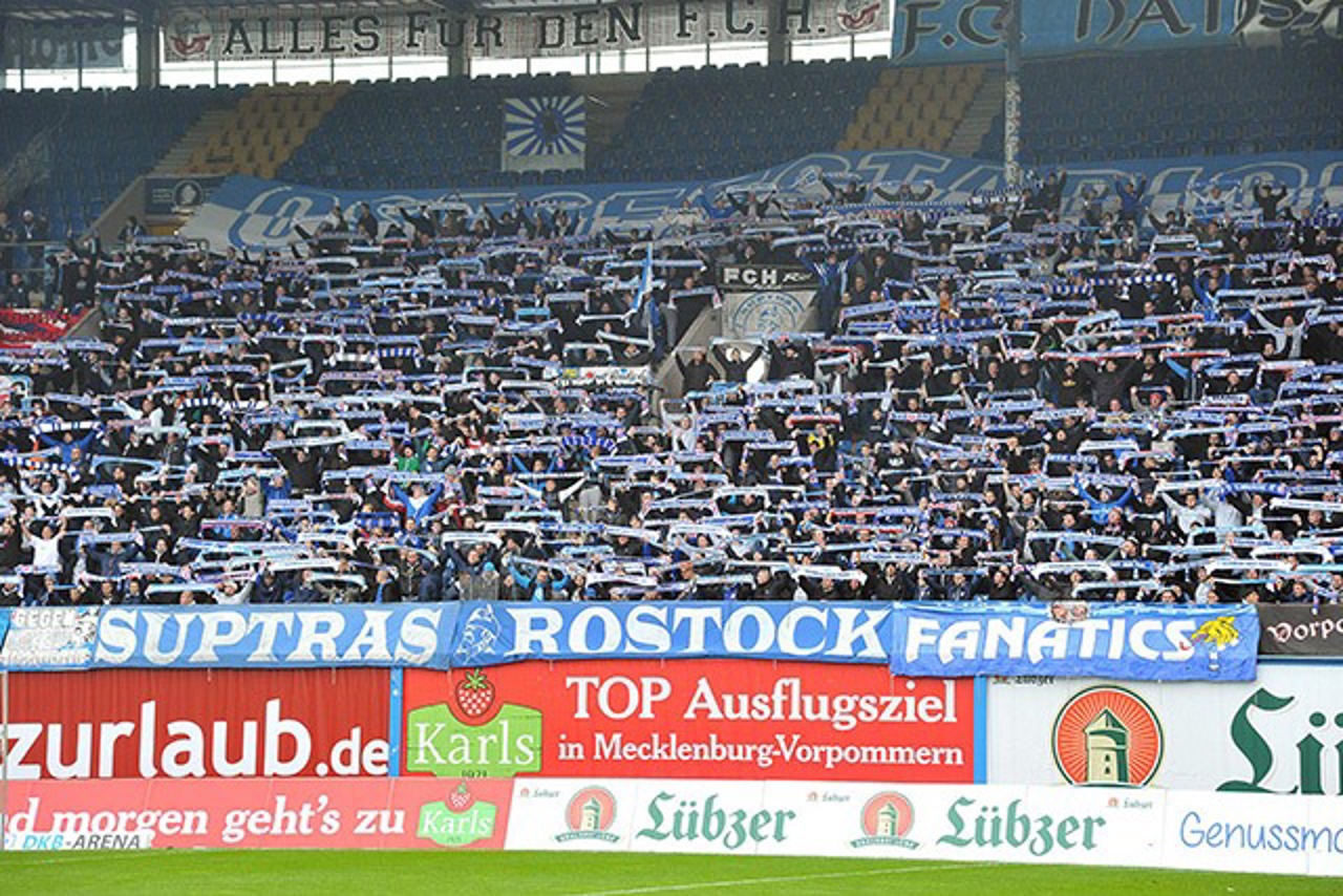 Nur noch 6.000 Zuschauer kamen zum Spiel Hansa Rostock - VfB Stuttgart II
