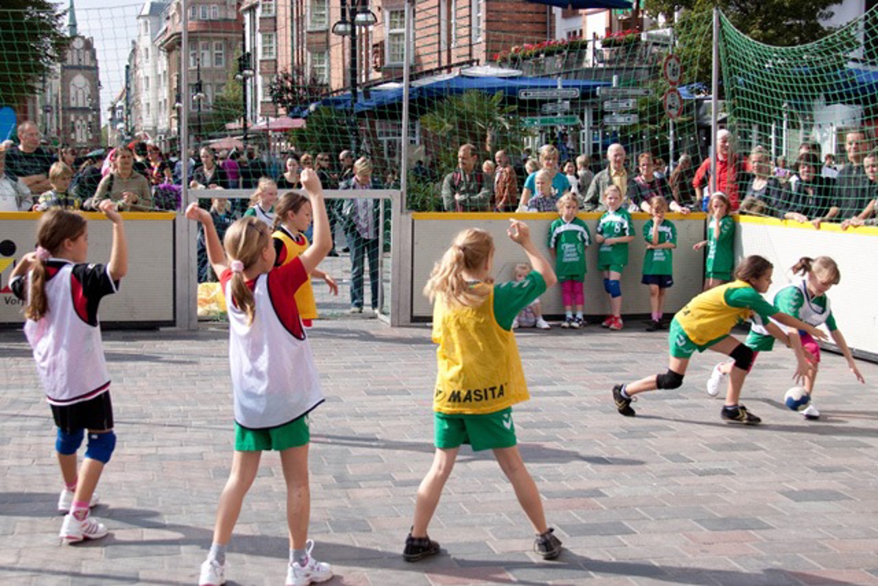 Street Handball auf dem Rostocker Universitätsplatz