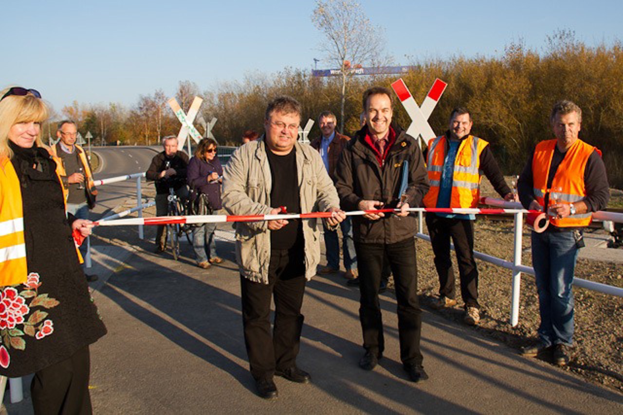 Rostocks Bau- und Umweltsenator Holger Matthäus übergibt neuen Radweg an der Werftallee