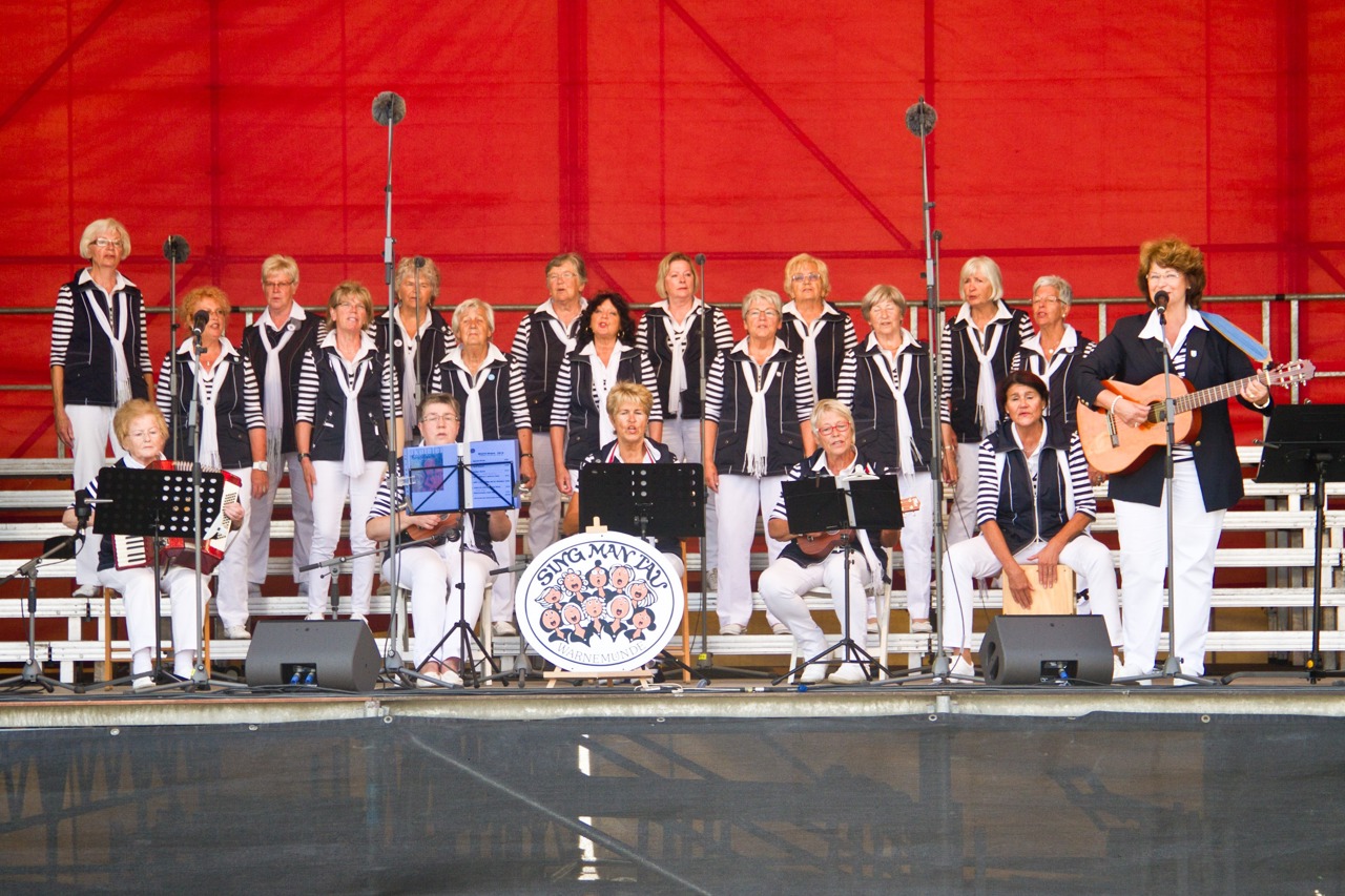Nicht nur Seemänner singen über die Sehnsucht zum Meer. Der Warnemünder Frauenchor Sing man tau eröffnete das Shantychortreffen am Ludewigbecken.