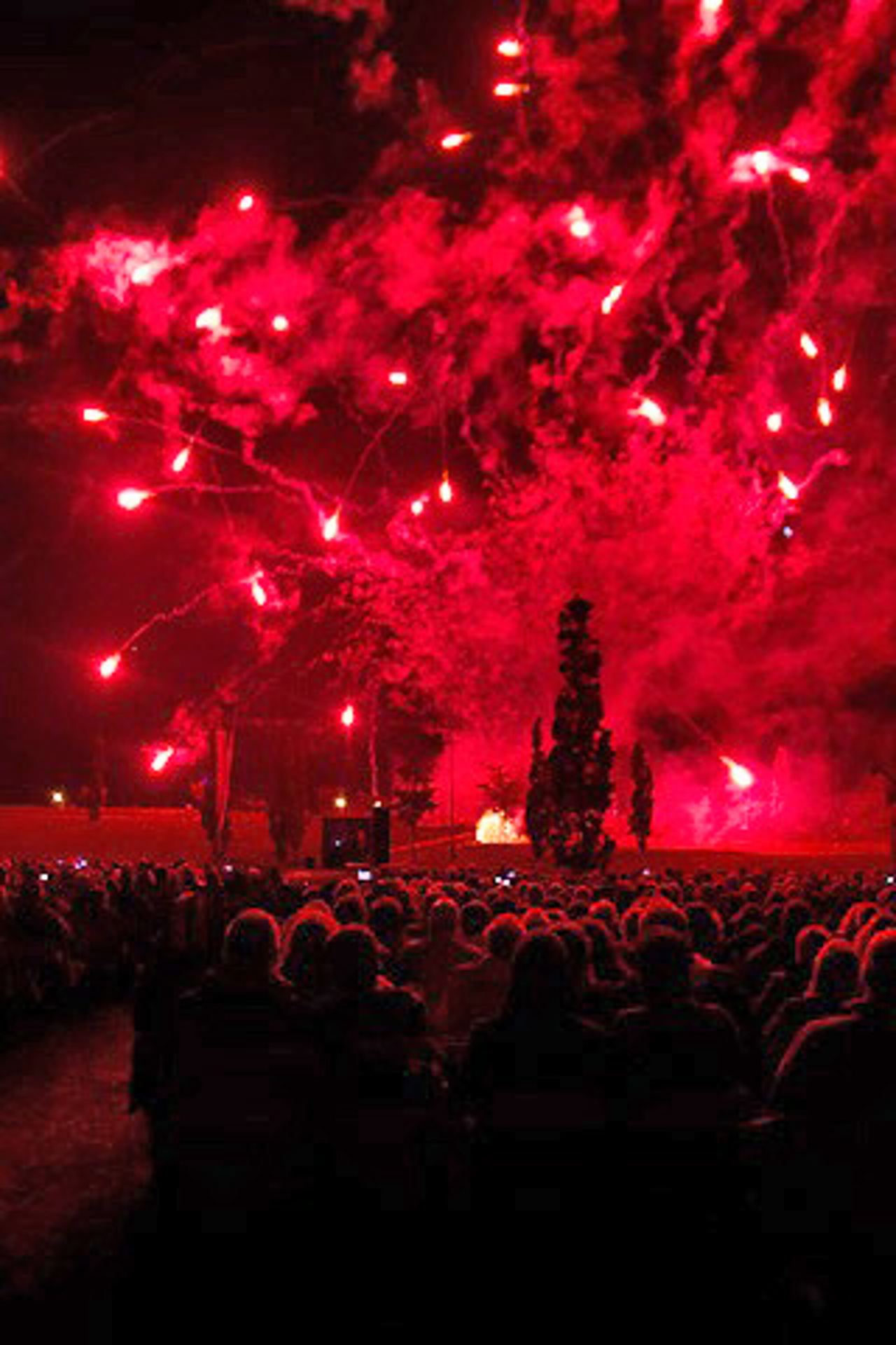 Die finnischen Pyrotechniker von "Tulitemestarit" barchten das Publikum zum Staunen