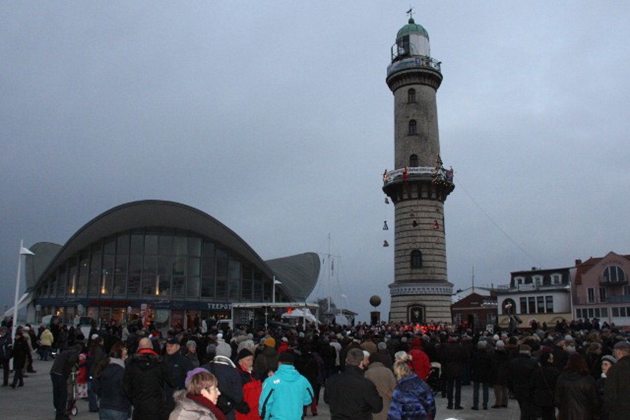 Viele Besucher beim Adventssingen 2012 am Leuchtturm von Warnemünde