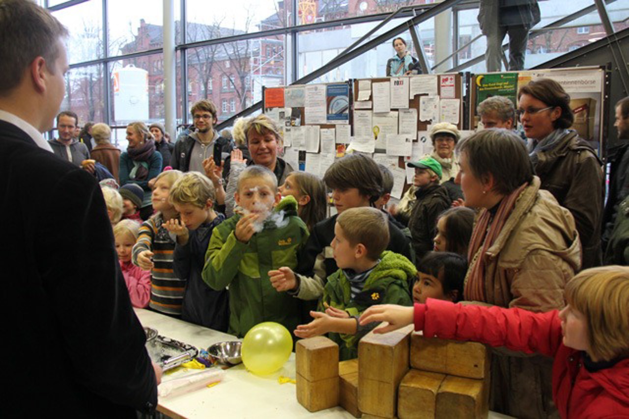 Experimente mit flüssigem Stickstoff