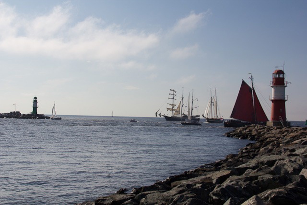 Blick von der Ostmole auf die Einfahrt des Seekanals zur Hanse Sail 2011
