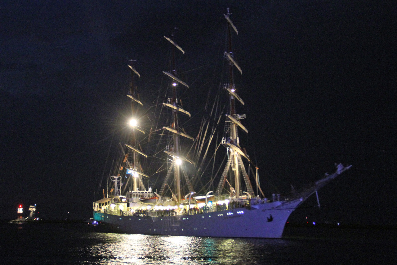 Segelschiff Dar Mlodziezy beim nächtlichen Einlaufen in Warnemünde