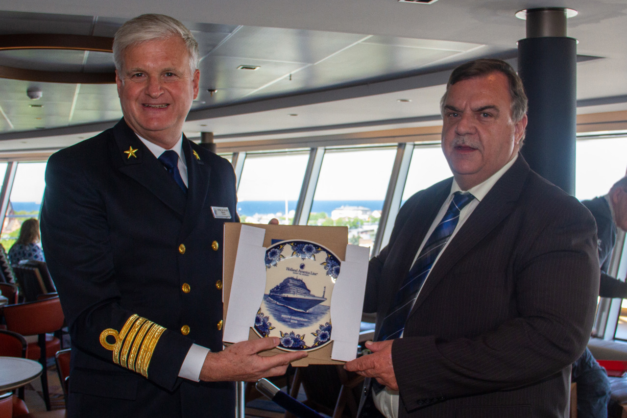 Sybe de Boer, Kapitän der Nieuw Statendam, mit Hafenkapitän Gisbert Ruhnke