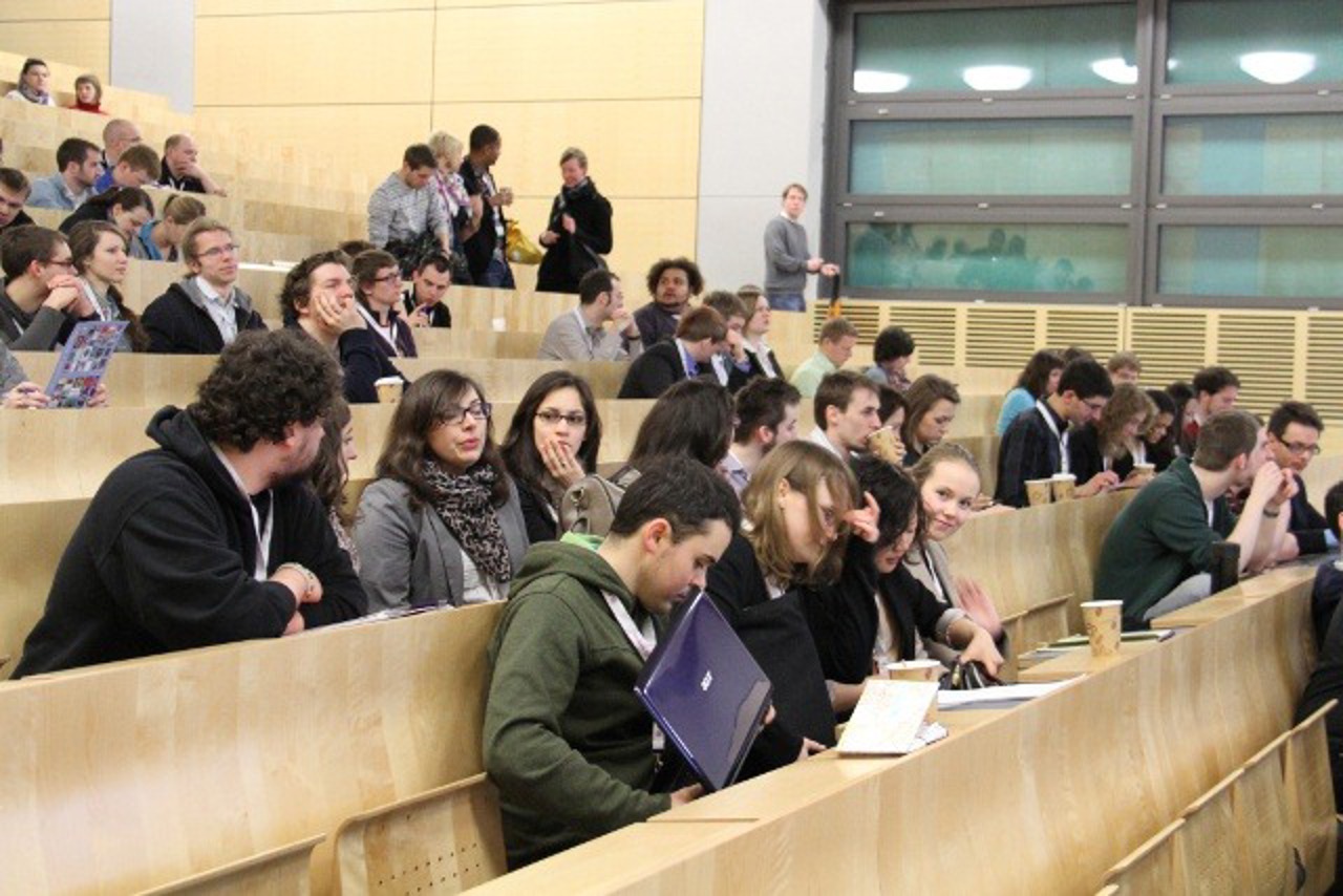 Internationales Publikum im AudiMax der Universität
