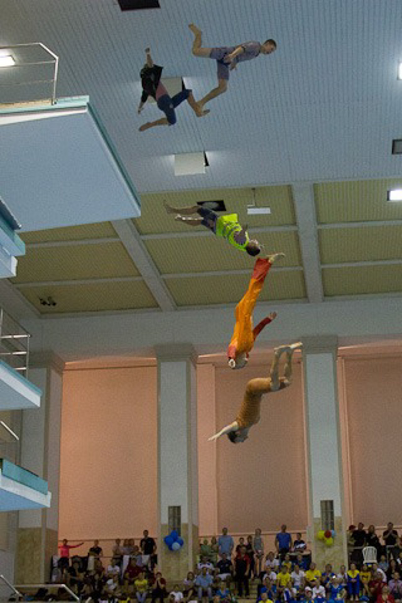 Lustige Wasserspringer in der Neptun-Schwimmhalle