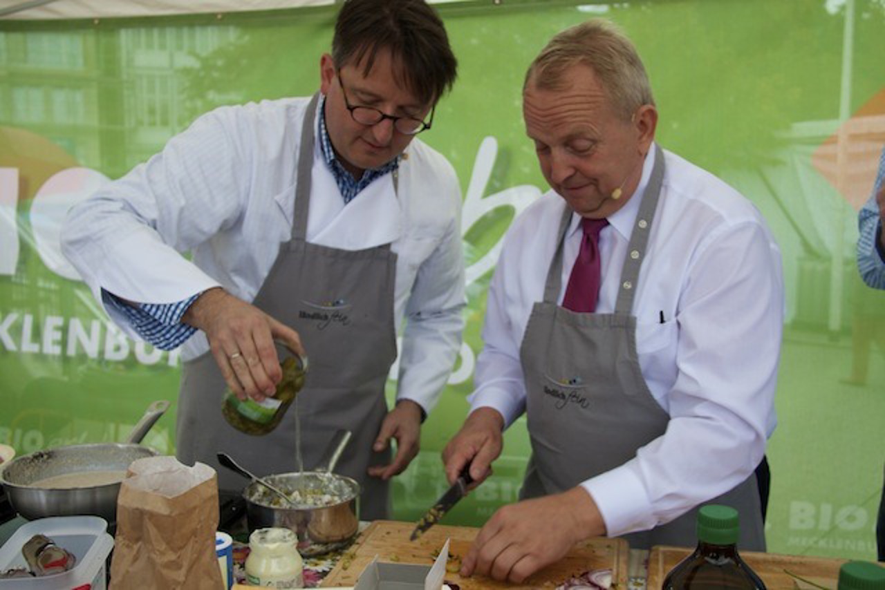 Tillmann Hahn und Till Backhaus kochen auf dem Bio-Festival in Warnemünde