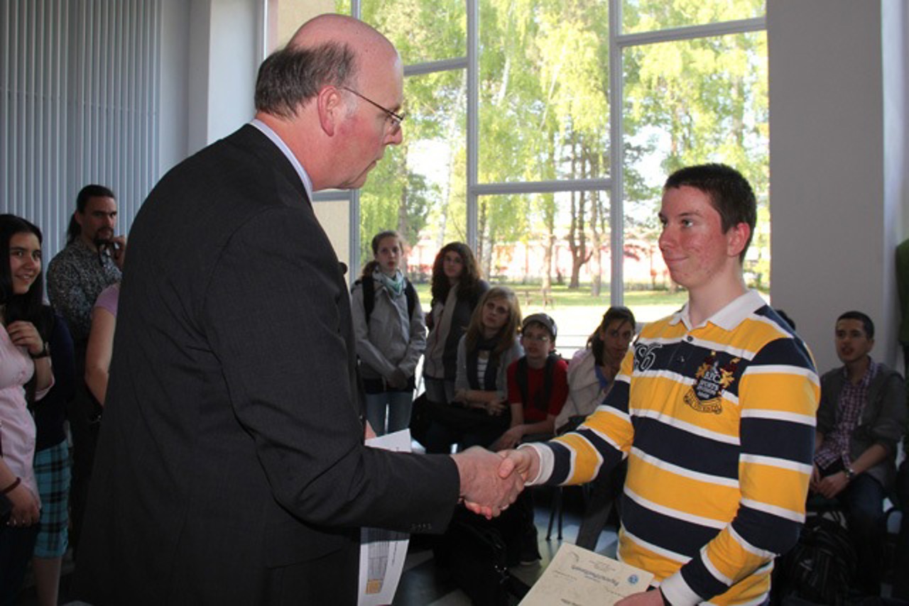 Professor Robert Bronsart gratuliert Benjamin Wittke zum 2. Platz