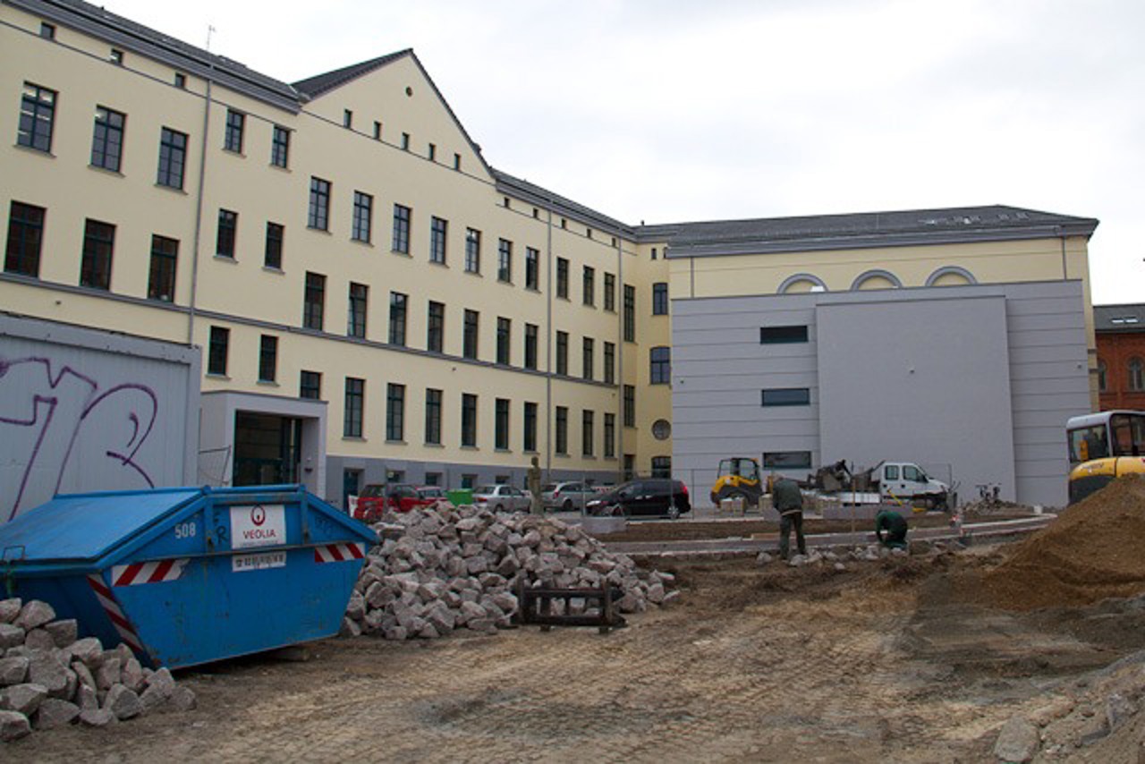 Ein neuer grauer Anbau bietet einen separaten Eingang zum Probenraum der Philharmonie und der Aula, die für Veranstaltungen vermietet werden soll