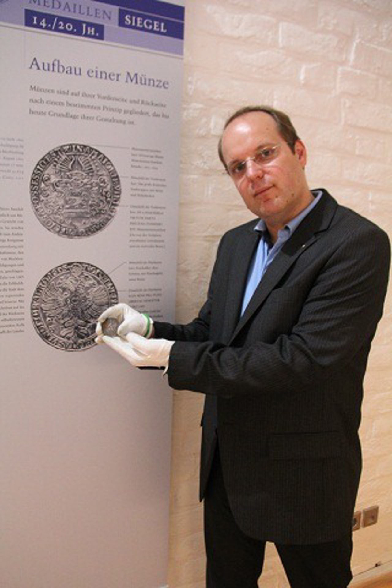 Dr. Steffen Stuth in der Münzausstellung des Kulturhistorischen Museums Rostock