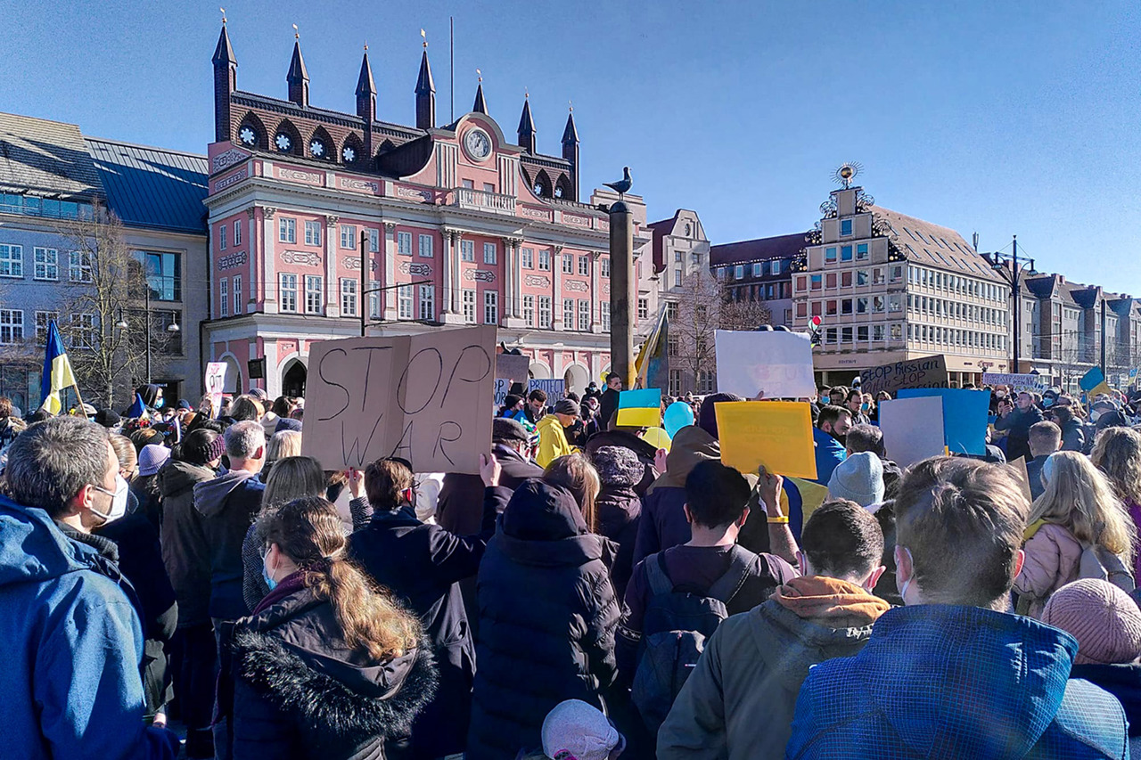 Demo gegen Putins Krieg in der Ukraine auf dem Neuen Markt in Rostock