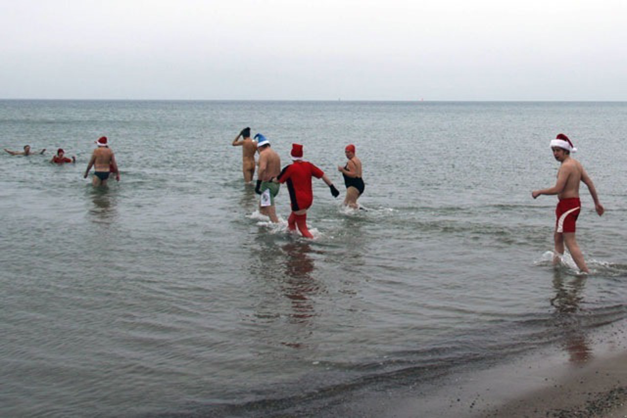 Eisbader an der Warnemünder Ostsee