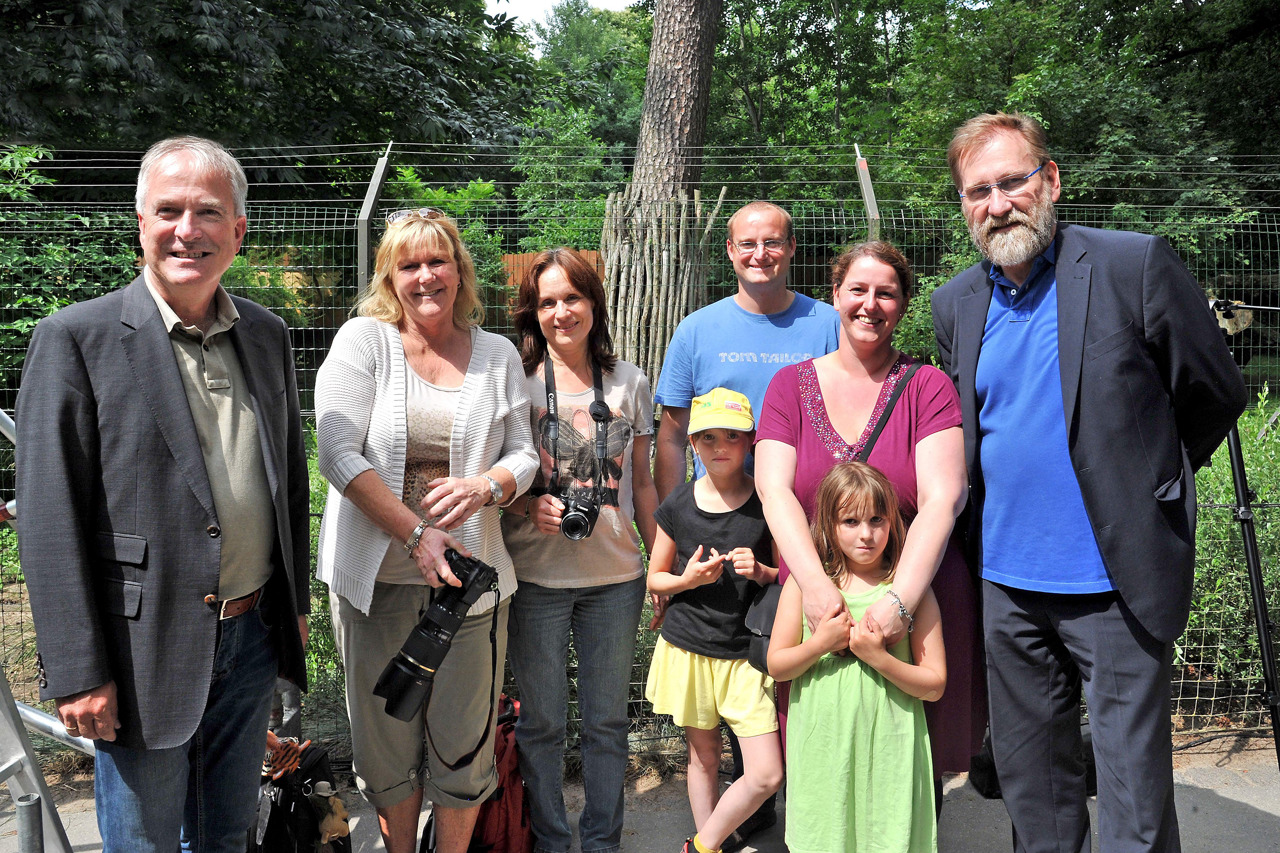 Kaufmännischer Vorstand der Rostocker Straßenbahn AG, und Zoodirektor Udo Nagel (re.) freuen sich mit den Namensgebern über die gelungene Taufe (Foto: Joachim Kloock)