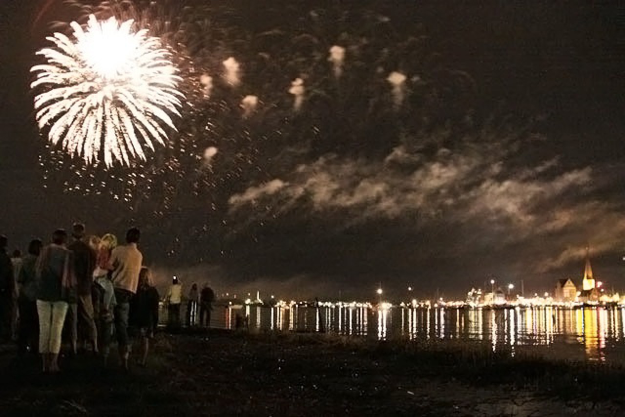 Feuerwerk zur Hanse Sail