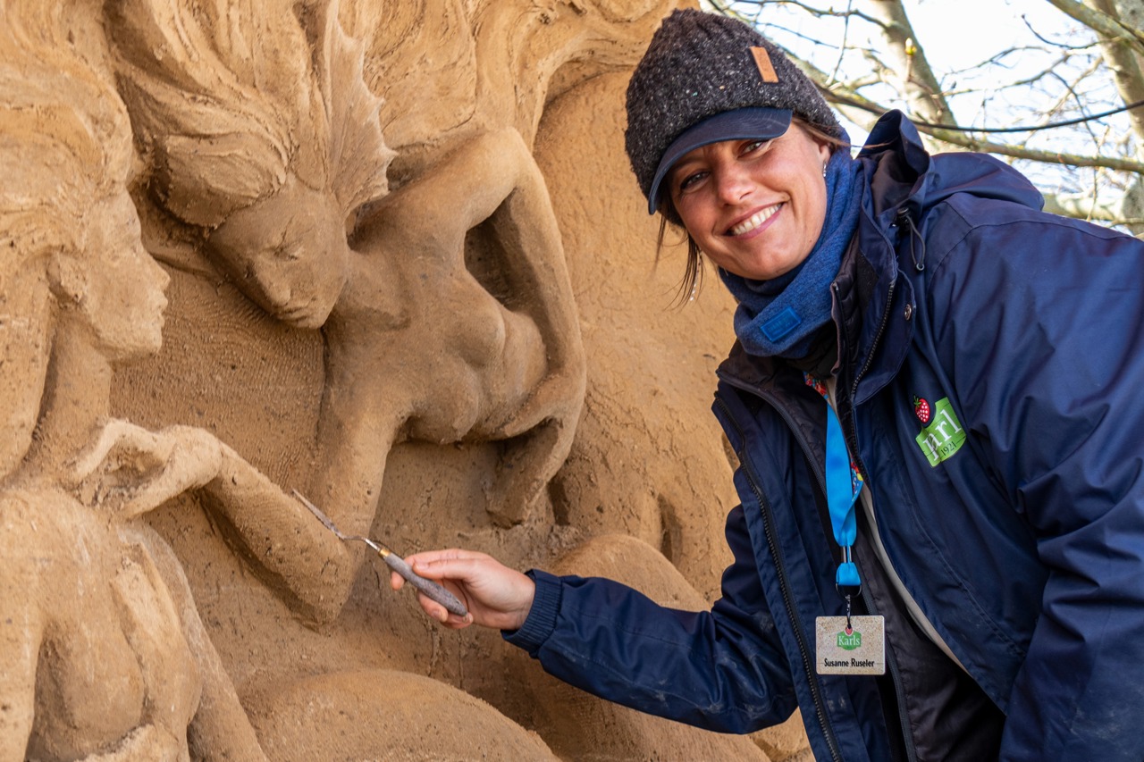 Susanne Ruseler gestaltet die Sandskulptur „Die kleine Meerjungfrau“