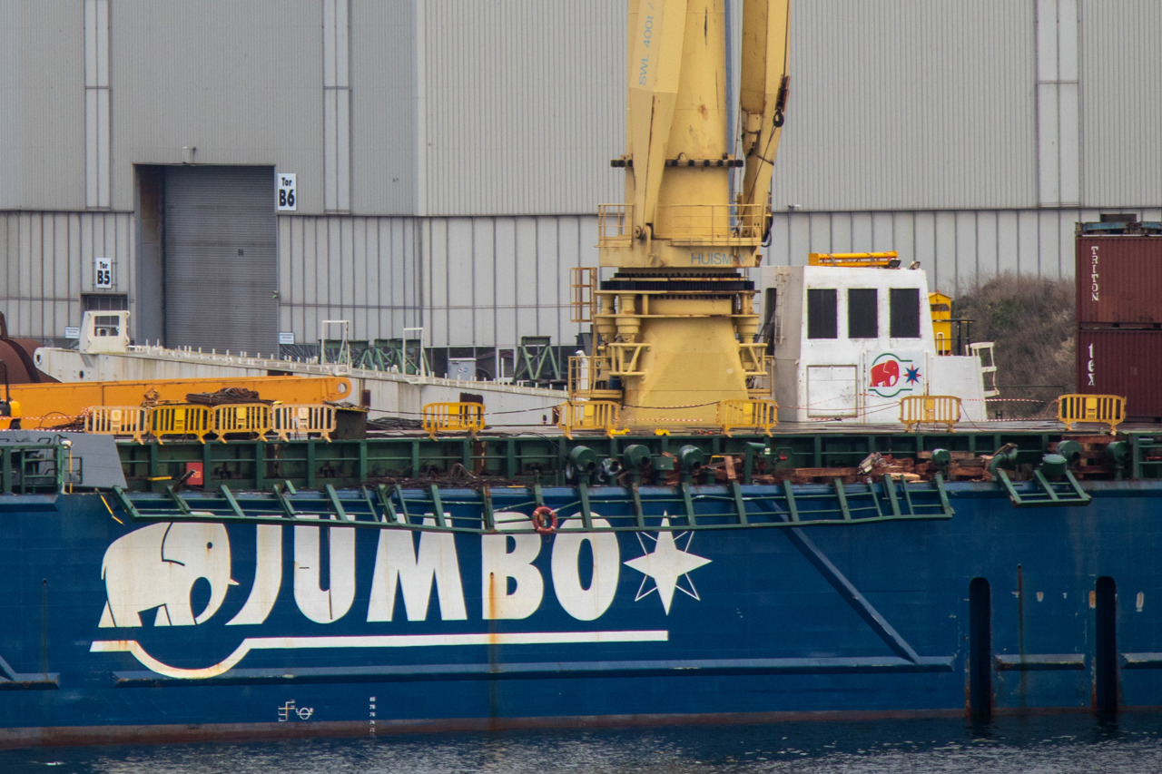 Die „Jumbo Vision“ wurde beschädigt, als die beiden Kräne beim Verladen über Bord gingen