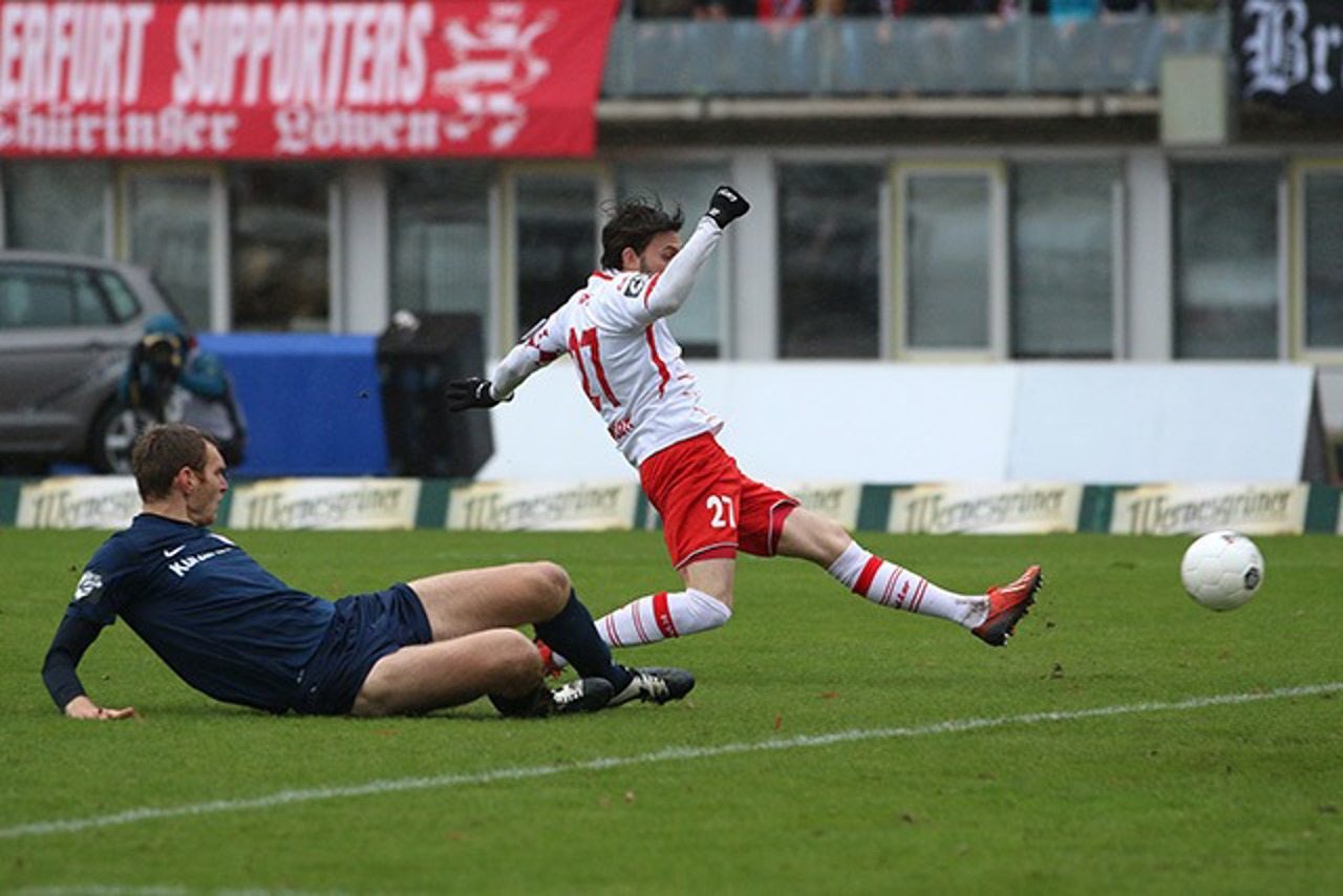 Christian Stuff (Hansa Rostock) kommt zu spät, Carsten Kammlott (Rot-Weiß Erfurt) trifft zum 1:0