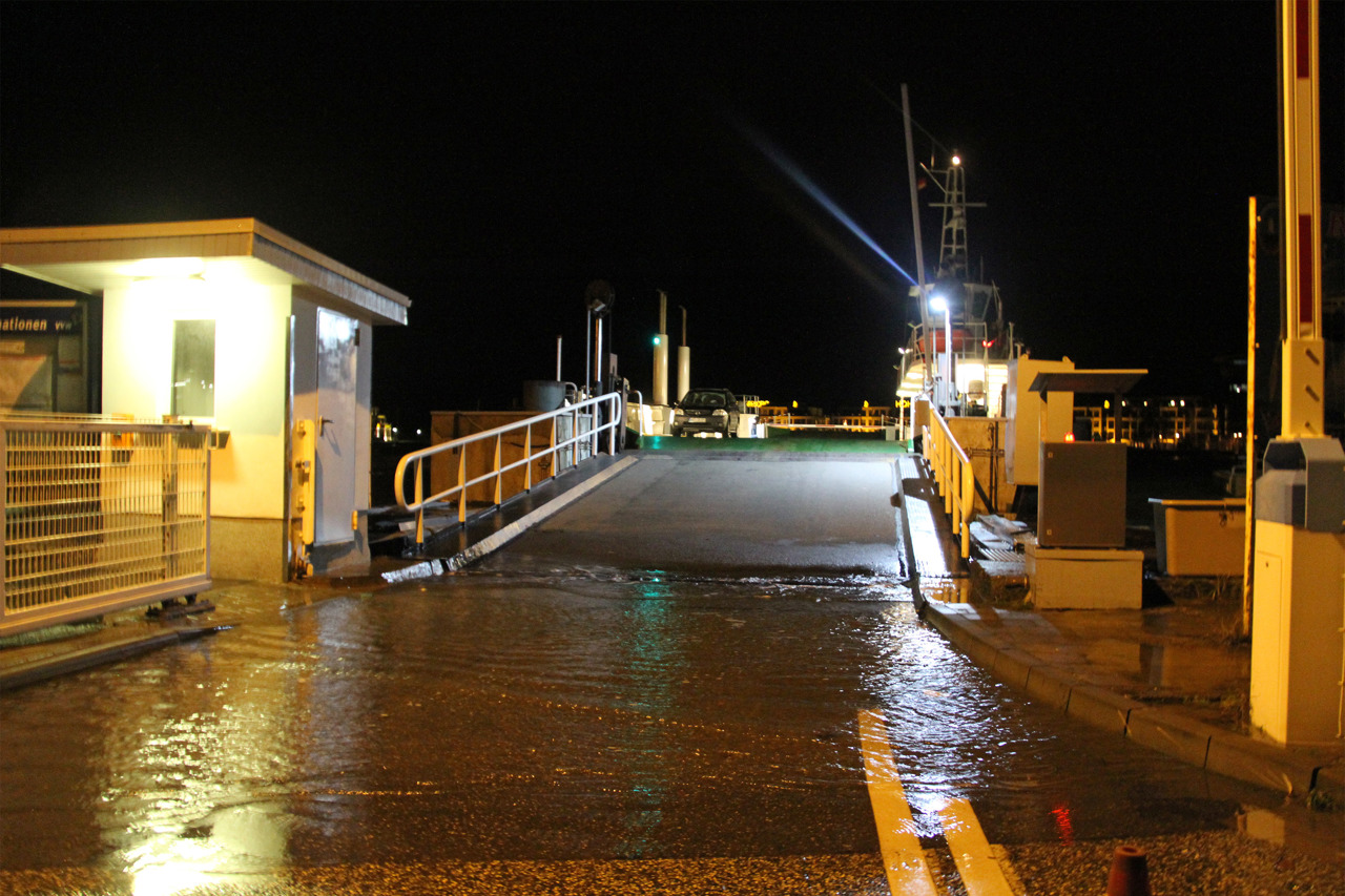 Die Fähre von Warnemünde nach Hohe Düne trotzte der Sturmflut.