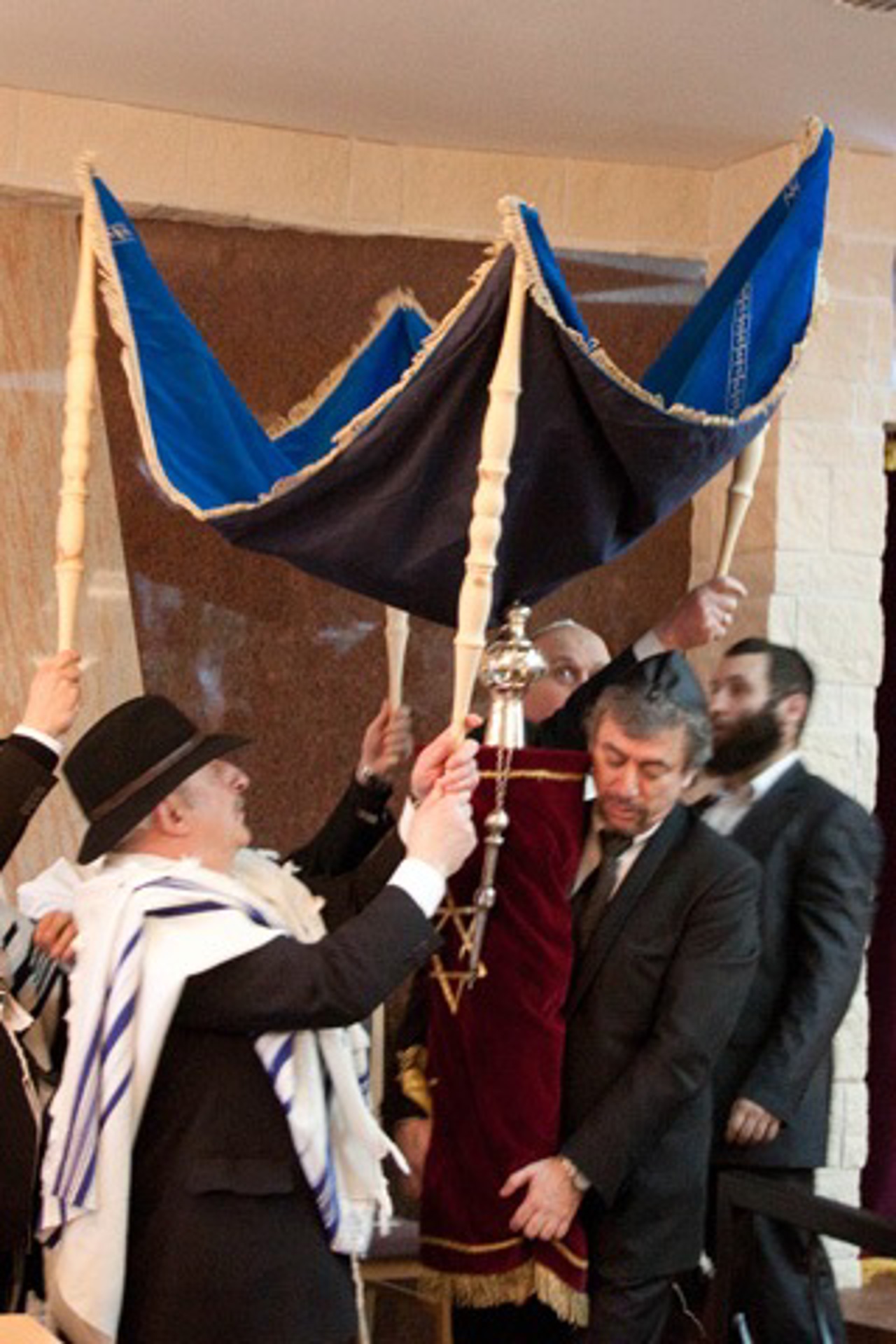 Wiedereinzug der Thorarolle in die Rostocker Synagoge
