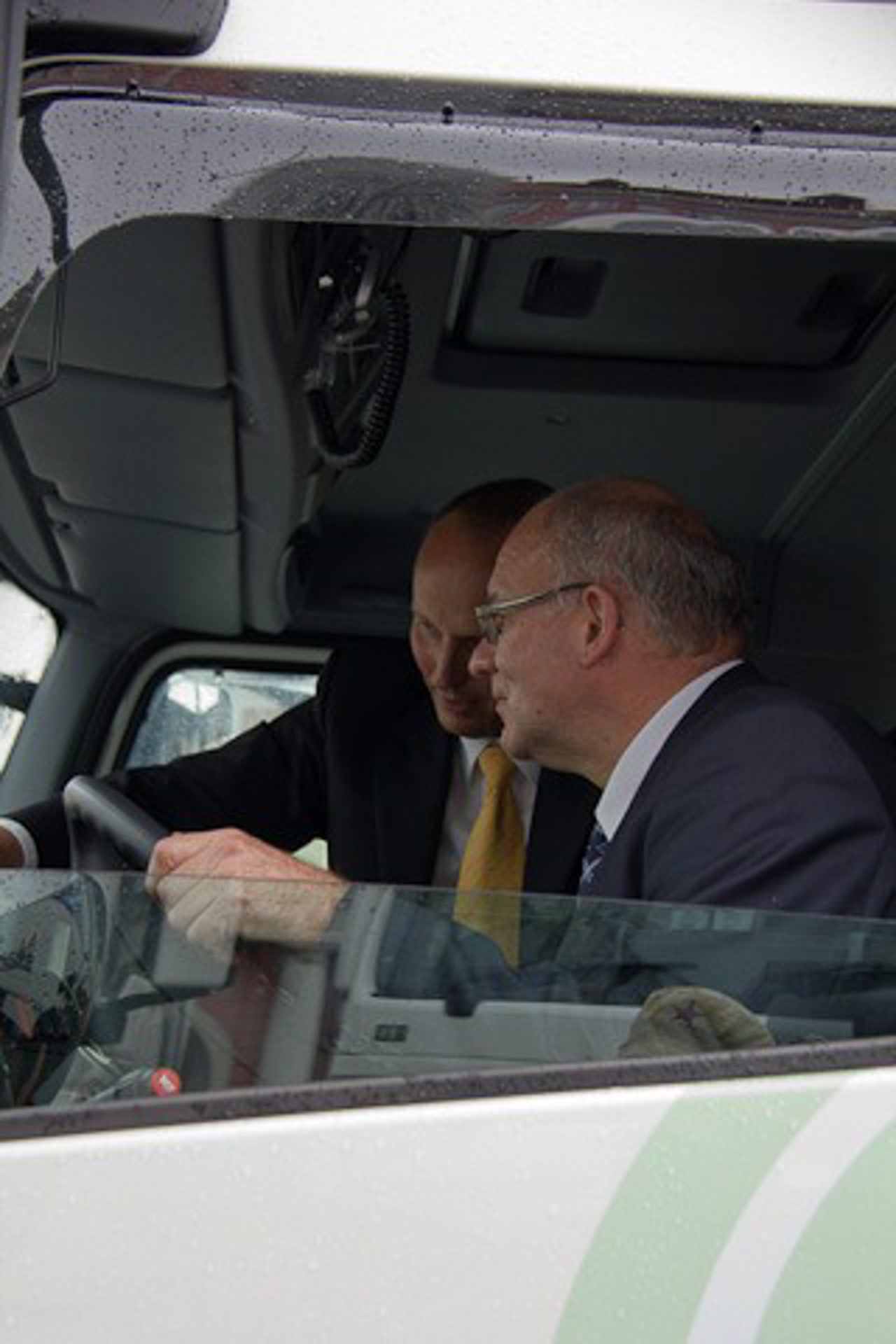 Roland Methling lässt sich von Mercedes-Mitarbeiter Christoph Konieczny vor seiner Fahrt alles erklären