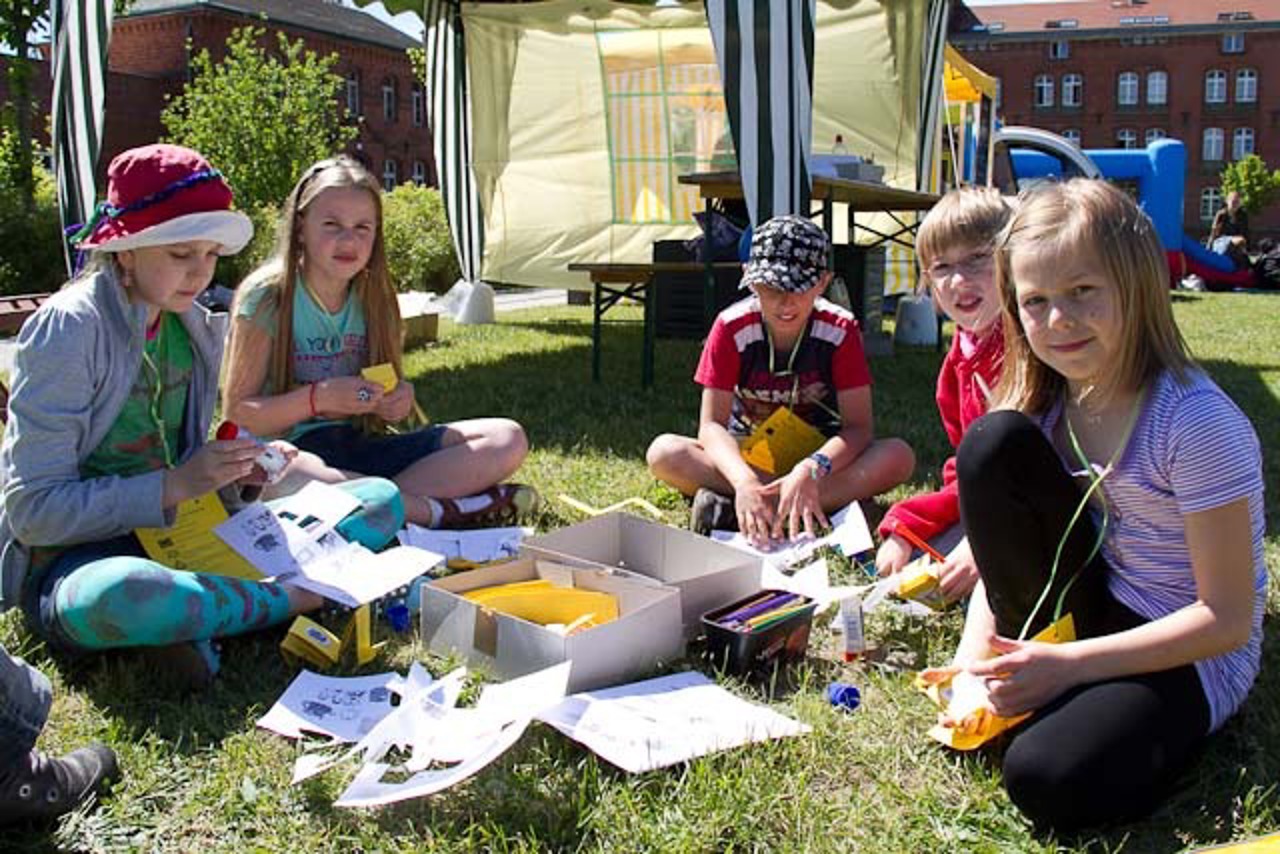 Eva, Rena, Florian, Annesophie und Julia Maria basteln ein Buch zum Glücklich sein