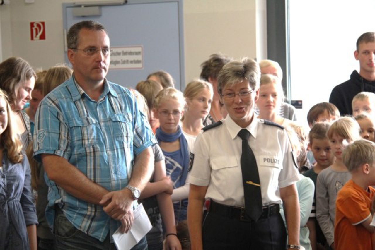 Die Präventionsbeamten der Polizei in der Schule: PHK Jörg Matthies und PHM Kerstin Lange