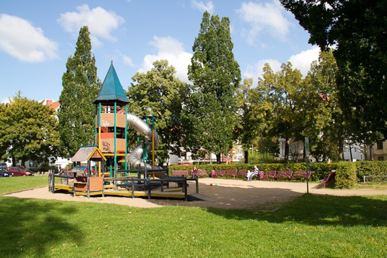 Für 45.300 Euro wird der Spielplatz auf dem Schillerplatz nach dem neuen Spielplatz- und Straßenbaumkonzept saniert. Die 17 Jahre alten Spielgeräte werden durch neue ersetzt.