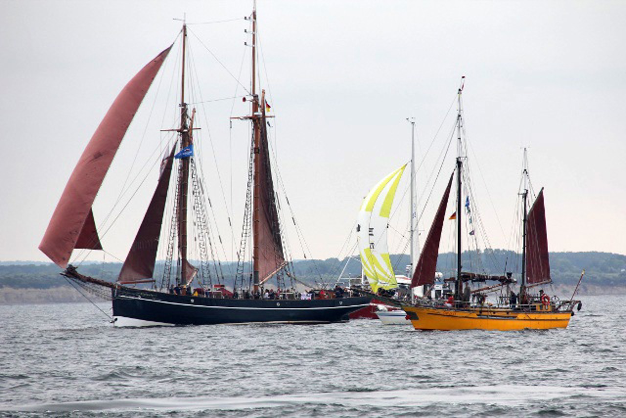 Segler vor der Küste - Hanse Sail 2010