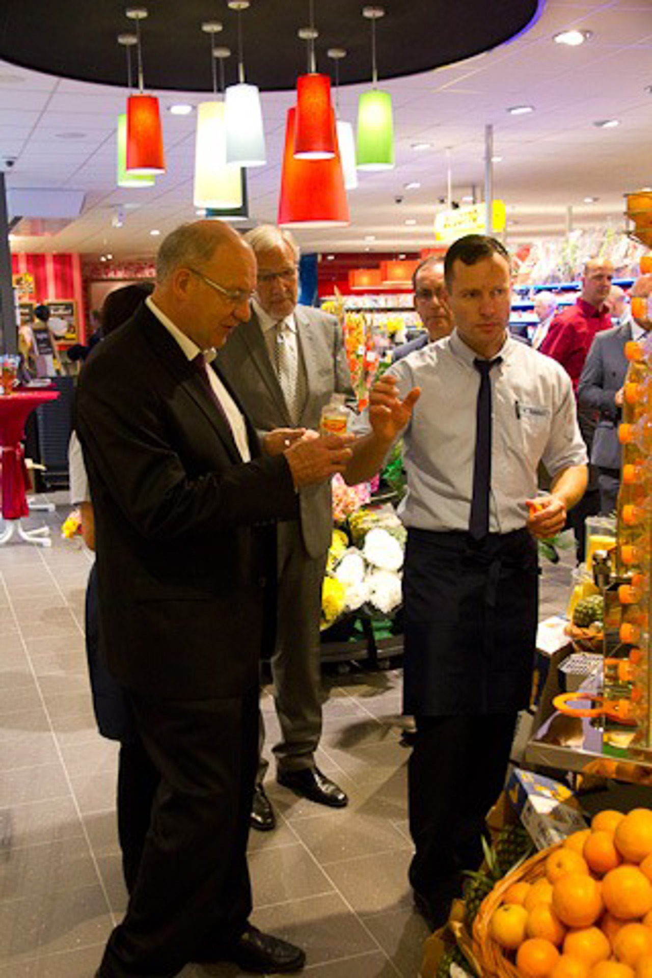 Roland Methling (l.) und Ingolf Schneider (ganz rechts) überzeugen sich vom Geschmack des frisch gepressten Orangensaftes