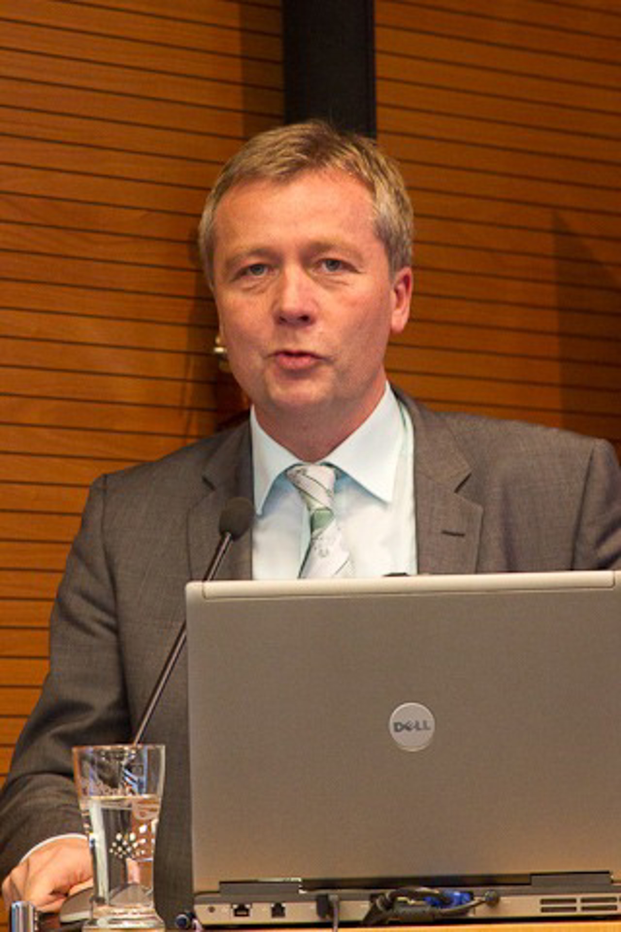 Bildungsminister Henry Tesch bei der IHK-Schulpreisvergabe